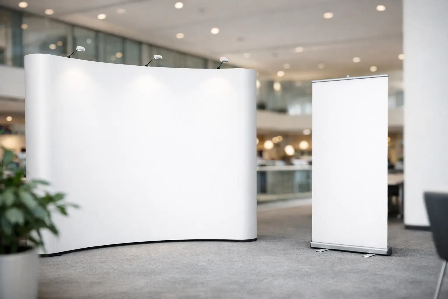 Messewand oder Roll-up wählen: Was passt?